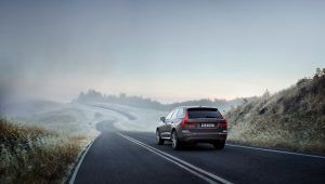 SUV volvo XC60 sur la route